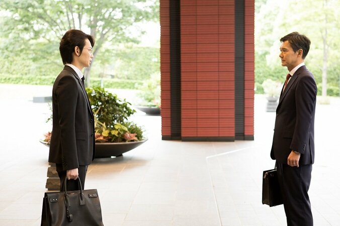 かたせ梨乃の靴踏みはアドリブだった、綾野剛が『ハゲタカ』第1部を総括 2枚目