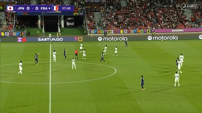騒然！日本代表10番が“フランス翻弄”「ファウルでしか止められない」「レベチだな」大関友翔が絶品ターン→ユニ掴んだ相手MFに警告【U-20W杯】 4枚目