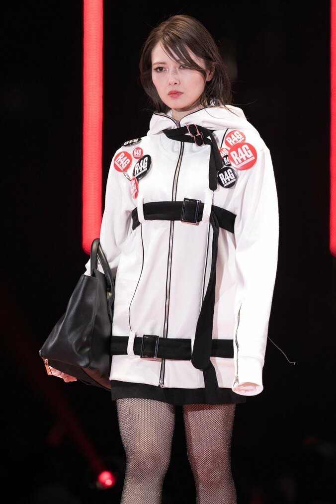 乃木坂46、白石麻衣は”クールまいやん”、松村沙友理は”にこるんポーズ”でTGCランウェイ堂々闊歩 11枚目