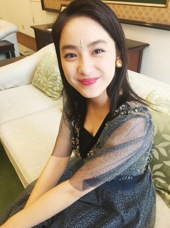 平祐奈、ビンディをつけインド美人に変身　現地の人から「ナイスビンディ！」と褒められる 1枚目
