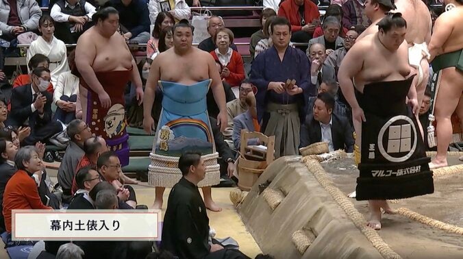 霧島に続いて土俵入りした琴櫻