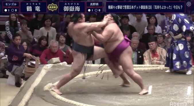 御嶽海、初日から2横綱を撃破！　稀勢の里に続き鶴竜を下す　館内には座布団も 2枚目