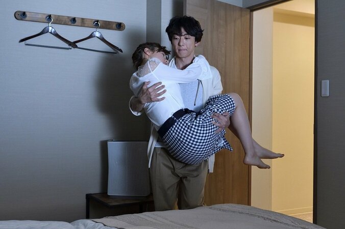 太郎（高橋一生）＆かずな（仲里依紗）の“お家デート”写真公開！『東京独身男子』 2枚目