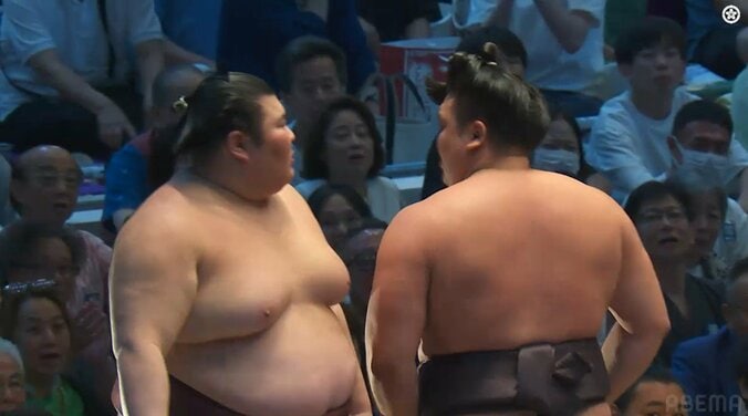 「メンチ切ってる」霧島、熱海富士に詰め寄り“ただならぬ形相” カメラが捉えた“わずか2秒”の出来事に元若乃花も驚きと困惑 3枚目
