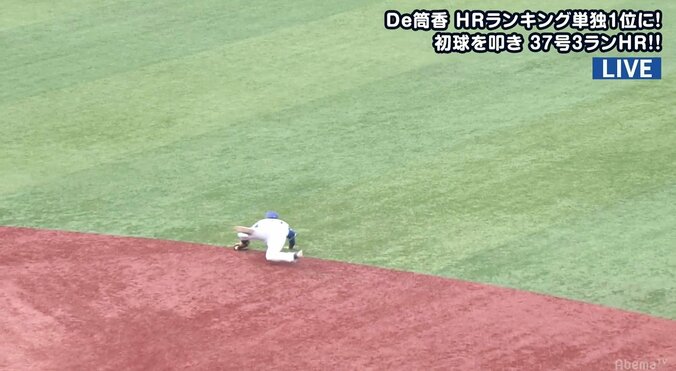 「“大型すぎる”セカンド誕生！」　横浜DeNA・ソトの美技にファン大興奮！ 2枚目