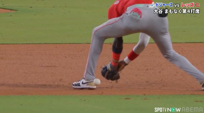 レッズのデラクルーズ選手、平凡ゴロがまさかのトンネル…衝撃的瞬間