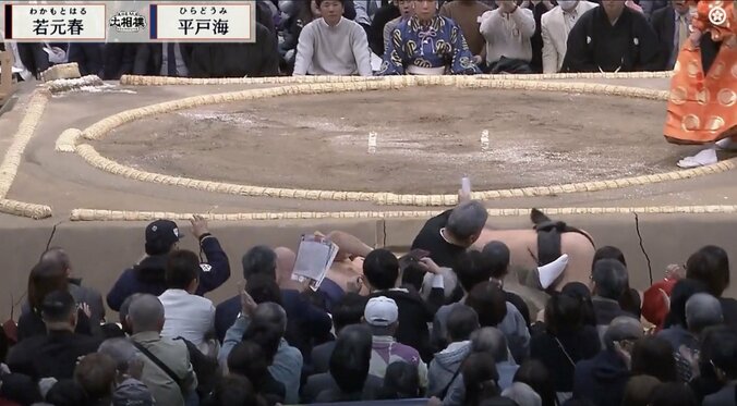 大相撲なのに「プロレスかと思った」　驚きの光景に「なんだこれは」「怪我すんぞ」「今の危ない」ファン騒然 3枚目