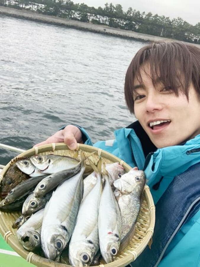  杉浦太陽、妻・辻希美と魚を捌く様子を公開「いっぱい釣れて満足」  1枚目