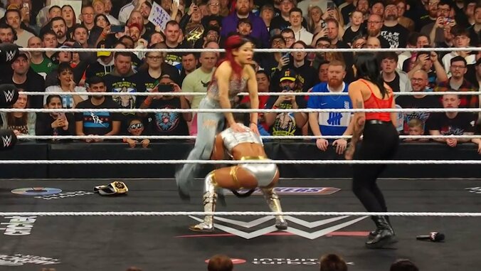 ジーンズで華麗に暴れるイヨ・スカイ