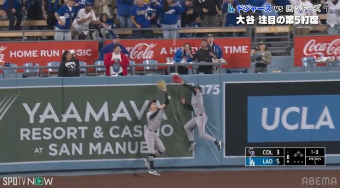 【写真・画像】大谷翔平がフェンス際の大飛球→外野手が見せた“失笑シーン”が話題「イチャイチャするな」「ワロてるやん」　1枚目
