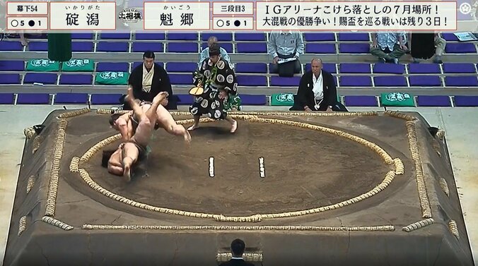 激しい取組を展開した幕下五十四枚目・碇潟（伊勢ノ海）