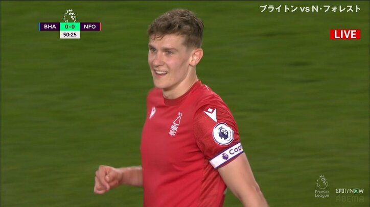 顔面流血「2分後の惨劇」にスタジアムどよめき チャージの加害者が一転、ハイキックの被害者に 