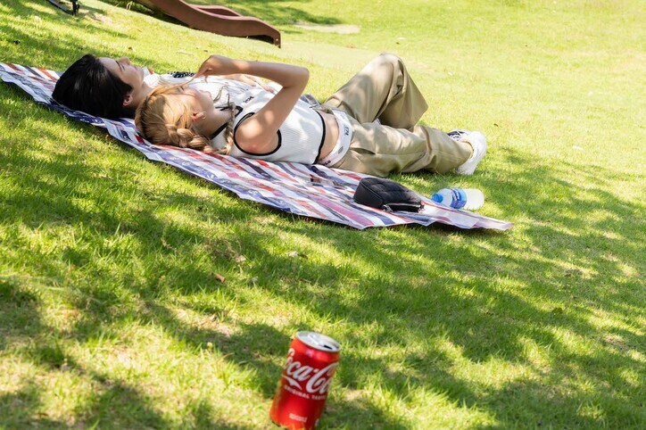 金髪ギャル、“すきぴ”と寝転がってイチャイチャ「ちょっとでも意識してもらってもいいですか？」