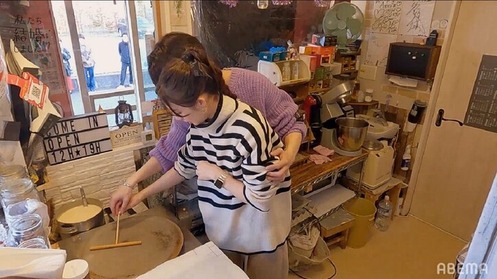 塩野瑛久、足立梨花を後ろから抱きしめ…超密着レクチャー！クレープ作りに足立は大照れ『私たち結婚しました2』第4話