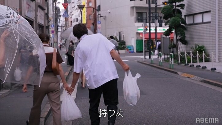 白洲迅、スーパーの帰り道に荷物を「持つよ」堀田茜へのさり気ない優しさにキュン『私たち結婚しました』第9話 4枚目