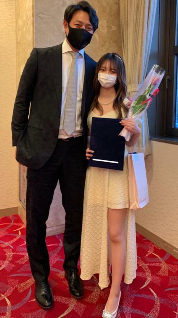  岩隈久志の妻、卒業式での長女と夫の2ショットを公開「涙腺崩壊でした」 