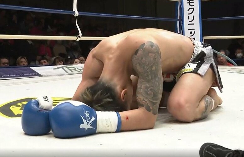 「見えなかった…軌道が読めなかった」執拗なミドルと同じ軌道でヒザを“ぐさっ” 衝撃KOに「短刀でサクッと来た感じ」識者驚き