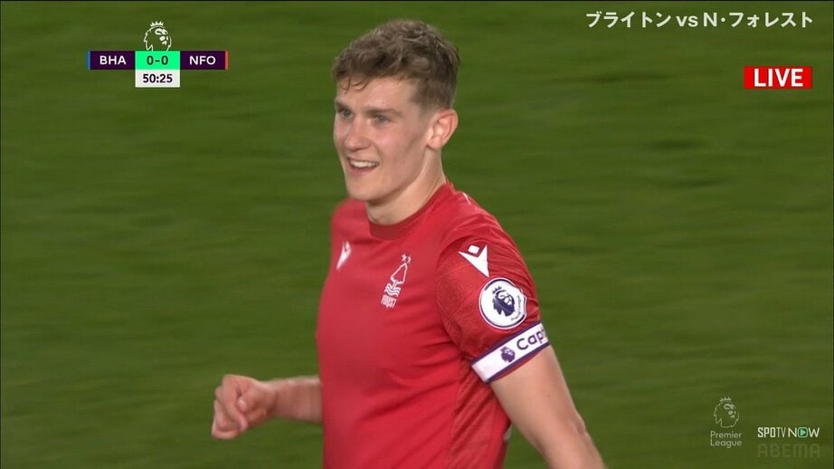 顔面流血「2分後の惨劇」にスタジアムどよめき チャージの加害者が一転、ハイキックの被害者に