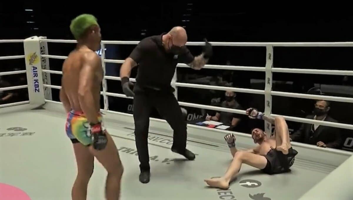 止めてあげて 視聴者ドン引き ローキック地獄で戦意喪失 とにかく止めない レフェリーに疑問の声 ニュース Abema Times