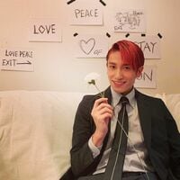 EXIT兼近大樹、“スーツ姿に白い花”のイケメンショットを公開 「爆イケすぎ」「最高のモデル」とファン絶賛