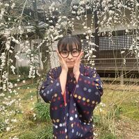 森七菜、丸メガネでほっぺムギュ！お茶目な衣装ショットにファン歓喜「可愛い」「好きです可愛いです憧れです」