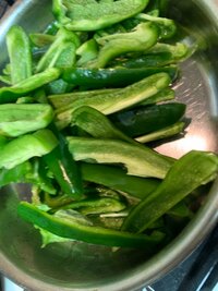 山川恵里佳『お弁当準備』