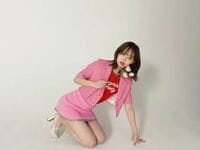 「何食わぬ顔で堂々と…」江野沢愛美、ミニスカ美脚姿でのキュートなオフショット動画を公開