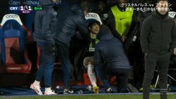 「もう泣きそう」三笘薫の負傷に悲鳴　ドリブルで仕掛けた直後に倒れ込み、ボレーシュート後も痛みを抑える姿…「完全に足やってたよな」