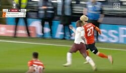 相手が悪すぎた！「死ぬだろ…」「怖すぎる」 ルートン橋岡大樹がいきなり爆速ドリブル→猛追されて吹っ飛ばされる瞬間　“プレミア屈指の爆速ウィンガー”にスピード勝負