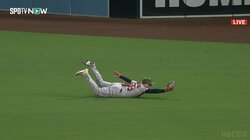 吉田正尚の同僚がライト線に飛んだライナーをダイビングキャッチ！ のけぞって滑る姿が「しゃちほこ」「スーパーマン」