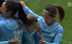 スタジアム騒然！ 長谷川唯が美しすぎる“神トラップ”でビタ止め→先制ゴールを演出した瞬間　マンチェスター・ユナイテッド相手に無双した圧巻テクニック