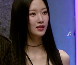 「網タイツまぶしい」「脚キレイすぎ」大人気女優、スタイルの良さが際立つミニスカート＆網タイツ姿に絶賛の声