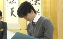 「約1年ぶりの財布シーン」藤井聡太竜王・名人の“昼食注文シーン”が話題 「めっちゃ久しぶり」「貴重な注文タイム」