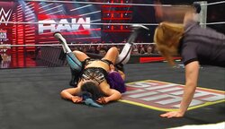 女子プロレス、丸め込みで“まさか”の珍事 怒りの選手がレフェリーに詰め寄って会場騒然 場外乱闘も勃発