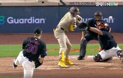 恐怖の衝撃音！ 強烈なデッドボールが直撃するアクシデント これは痛い… 球場に鳴り響いた“死球音”「すごい音だな」「完全にあかんやつ」