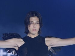 Snow Manラウール「色気がダダ漏れ」「半端ない……」「マジでかっこいい」妖艶パフォーマンスでファン魅了、圧巻ステージで『TGC』締めくくる