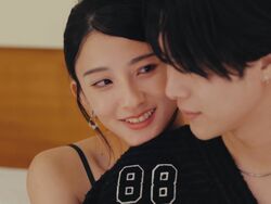 ランジェリー姿の異次元スタイル美女にベッドで抱きつかれ…イケメン俳優の理性が限界に