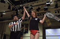 赤井沙希、ベルト奪取しリングから逃走！隙をついてアイアンマン王者に