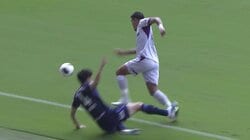 「ラグビー選手じゃないか！」SNS騒然！日本代表DFをふっ飛ばした京都FWの超豪快“重戦車ドリブル”が話題沸騰「とんでもないフィジカルモンスター」