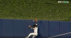 アイツは超人か…？ 一体、何が起きた…！？ フェンスに大ジャンプして激突→大飛球を“ヘディング”する衝撃プレー 「大丈夫かよ…」「中日・宇野さん以来の衝撃」