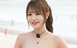 「夢はセクシー女優」21歳新人女優 “肩紐なし”の白ビキニ姿でのビーチフラッグ対決にハラハラ「ボロンしない！？」
