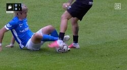 執念のボール奪取に「これも伊東純也」 倒れ込みながら「スイッチ入った」闘志溢れるプレーに本拠地熱狂