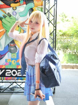 Focusing on "Marin-chan's Bright, Positive Vibe"... My Dress-Up Darling Cosplay Shines with Makeup Skill