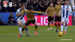 ヤバすぎる… 久保建英に「ドン引き」 ヒドい反則守備→腕を引っ張られても“脅威のキープ力”「強すぎ」「倒れないw」