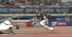 “世界最速レベルの足”ソフトバンク・周東がランナーに出たらあきらめるしかない！ もはや暴力…相手内野陣の隙を突いて本塁に爆速突入→大成功させる衝撃の瞬間