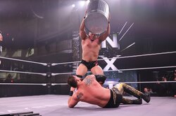 人気日本人レスラーが“痙攣悶絶”…バリケードへ背中から“真っ逆さま”の悲劇「めちゃくちゃ痛そう」