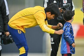 「書いて！ 書いて！」と、おどけて走り去った田中碧。子どもたちへのサイン会で一番人気だったレフティは？【コラム】