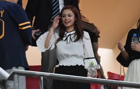 「夫は苦笑い」内緒で赤髪にした長友佑都の妻・平愛梨さんが裏話を告白「髪を染めたその日に…」