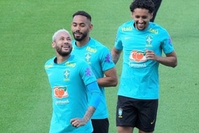 「まるで高校の修学旅行だ」韓国入りしたブラジル代表の面々が遊園地で大はしゃぎ！ 一方、練習ではネイマールが豪快ショットを連発！