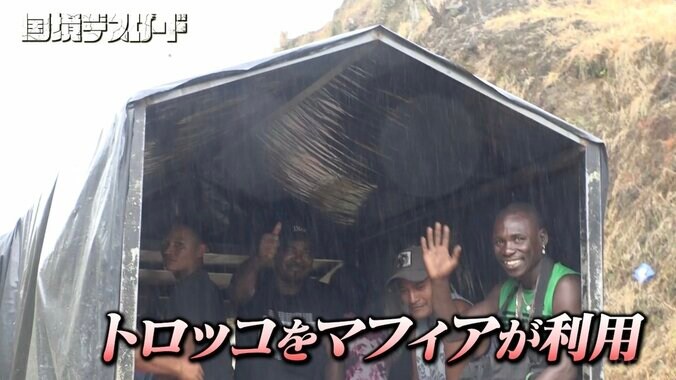 【写真・画像】マフィアや違法労働者を運ぶトロッコを運営も…全身タトゥーの32歳男性の意外な本職＆目的に驚き　1枚目